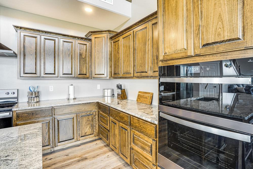 2 Mi to Lewis and Clark Lake: Spacious Getaway