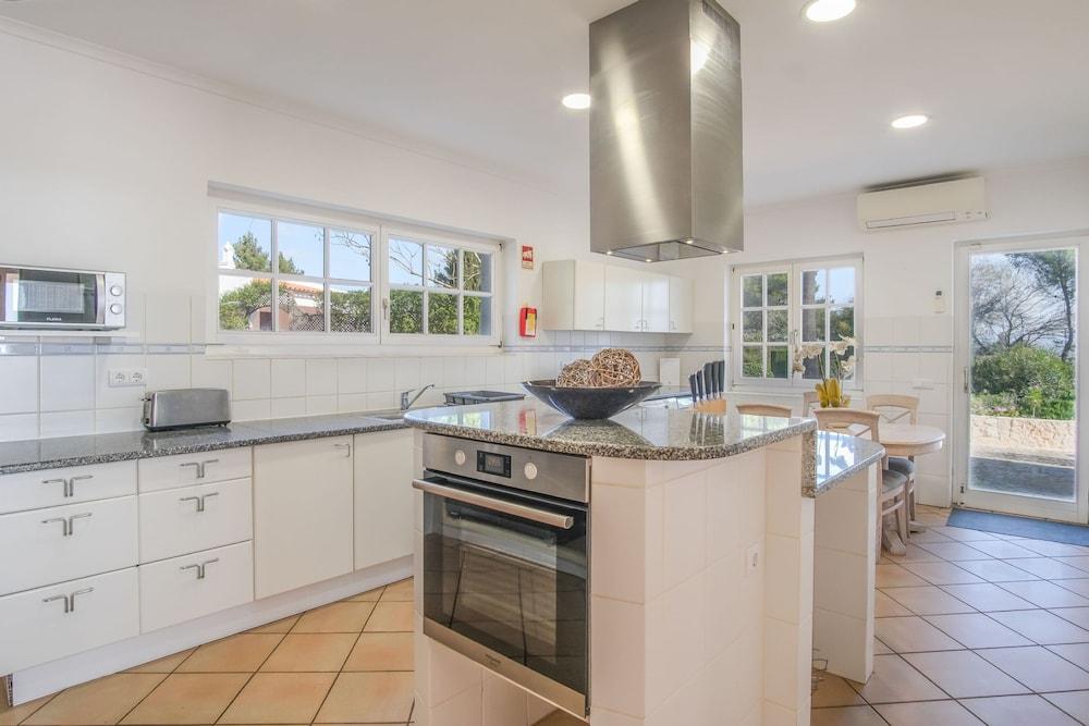 Vale Verde in Lagos With 6 Bedrooms and 4 Bathrooms