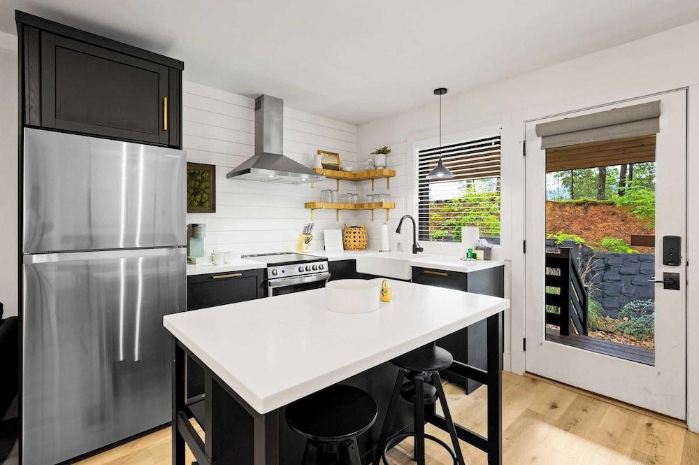 Arcade, Playground, Indoor Pool, Hot Tub, Firepit Minutes From Dollywood & National Parks 2 Firefly Mountain Suites by Avantstay