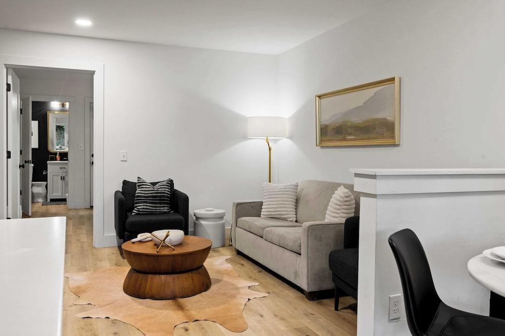 Indoor Heated Pool, Hot Tub, Game Room, Firepits & Outdoor Play Near Dollywood + National Park Trails 2 Firefly Mountain Suites by Avantstay