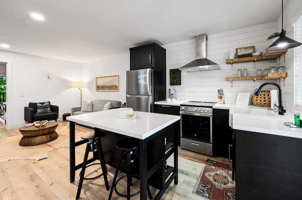 Sleeps 18 3 Suites at Firefly Mountain Lodge Indoor Pool, Hot Tub, Game Room, Firepits & Dining Spaces Just Minutes From Dollywood and Gatlinburg