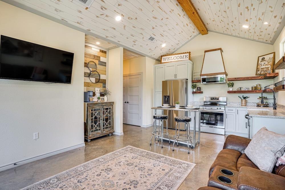 Recently Built Cabin w/ Pavilion in Granbury!