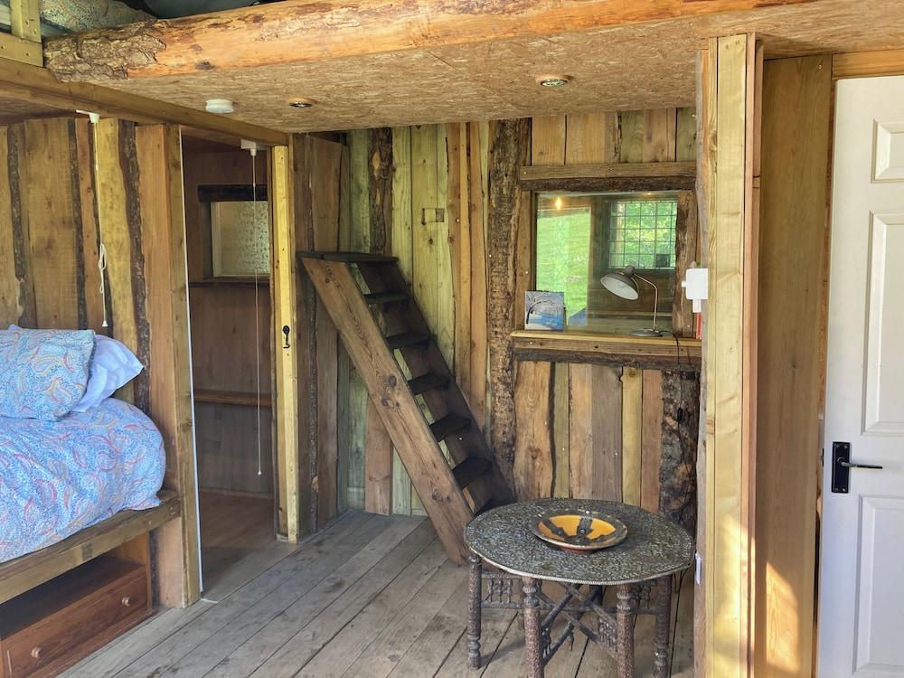 Treehouse Cabin Wilderness Escape