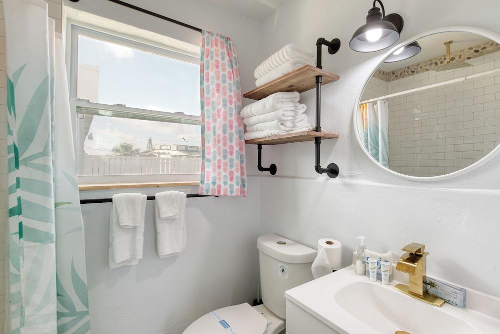 Pineapple Shores Retro Inn