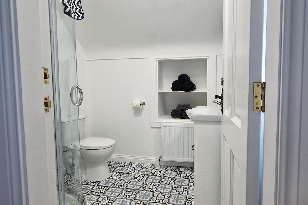 2 Bed Cottage-sleeps 4-private Garden-parking