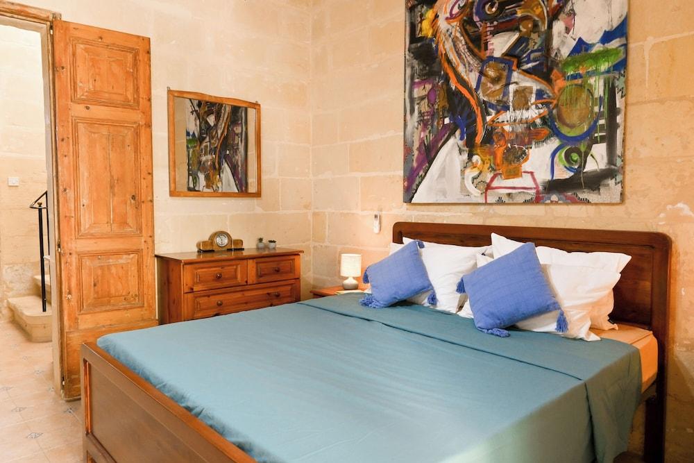 A Cosy Nest Overlooking The Sea