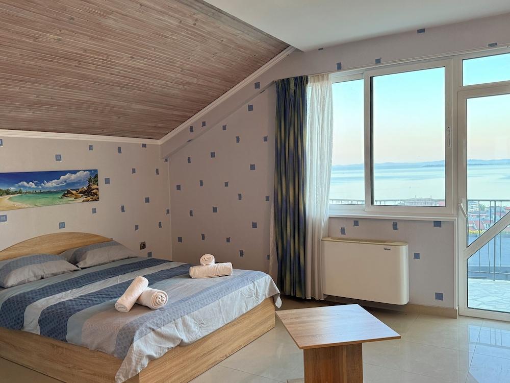 Central Studios with Sea View