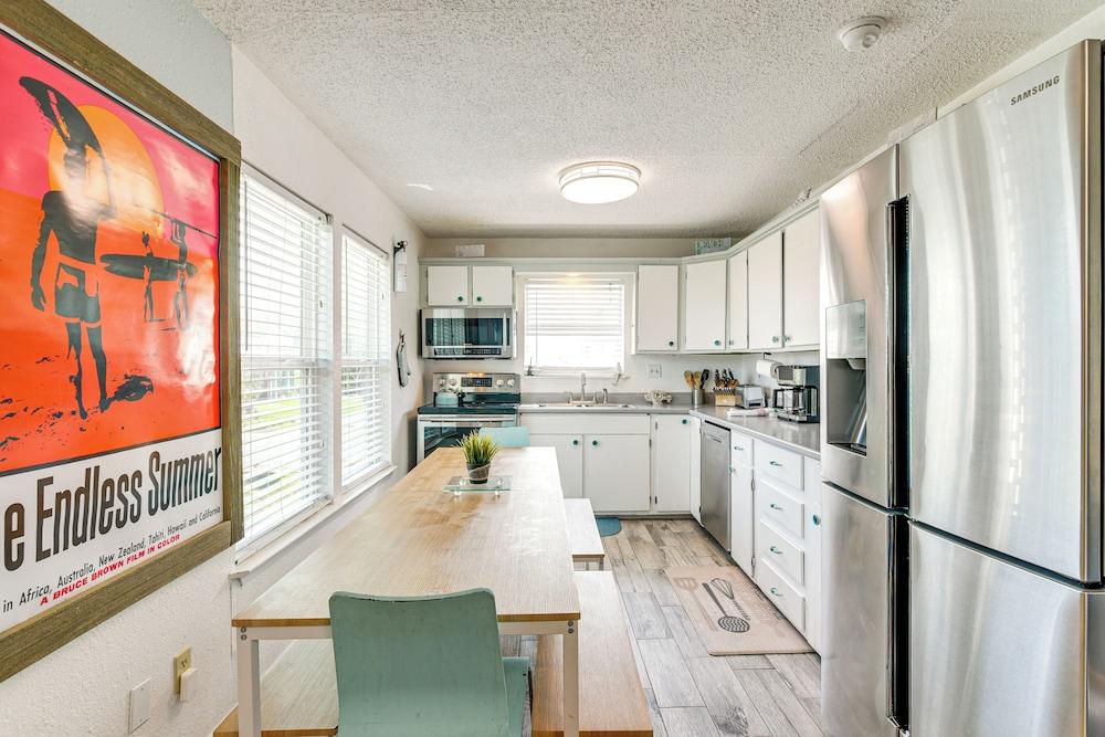 Walk to Beach: Galveston Family Getaway w/ Patio