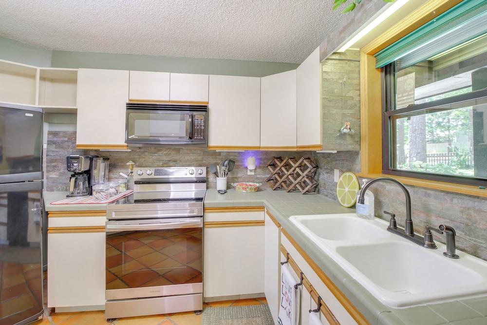 Lake Hamilton Access: Hot Springs Home w/ Deck!