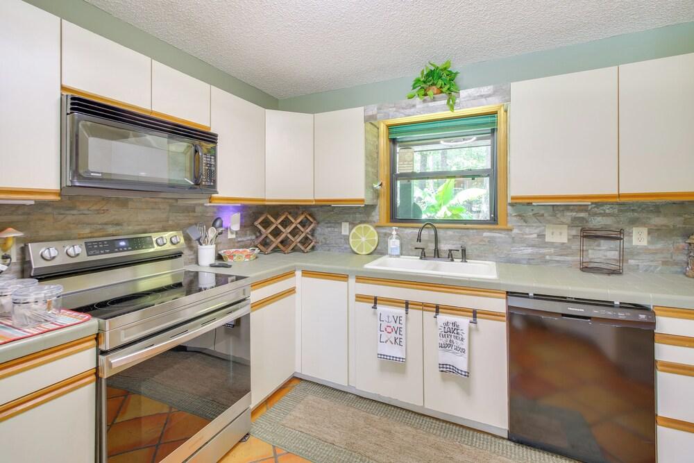 Lake Hamilton Access: Hot Springs Home w/ Deck!