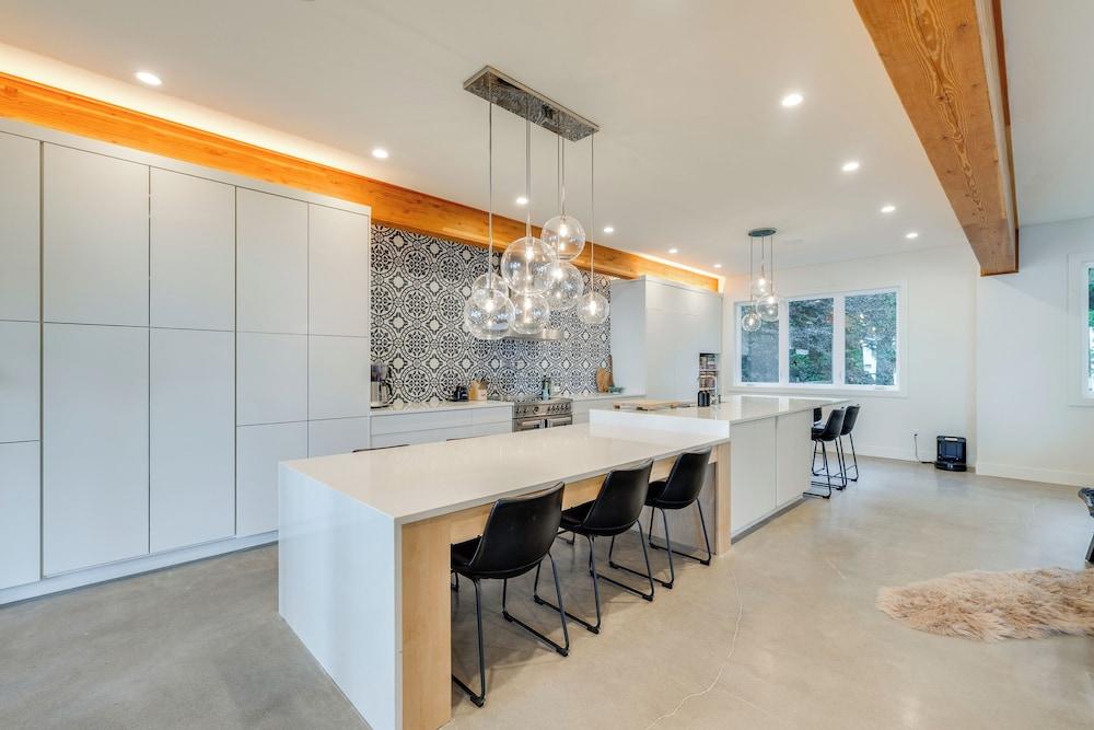 Stunning Semiahmoo Bay Views: Spacious PNW Home