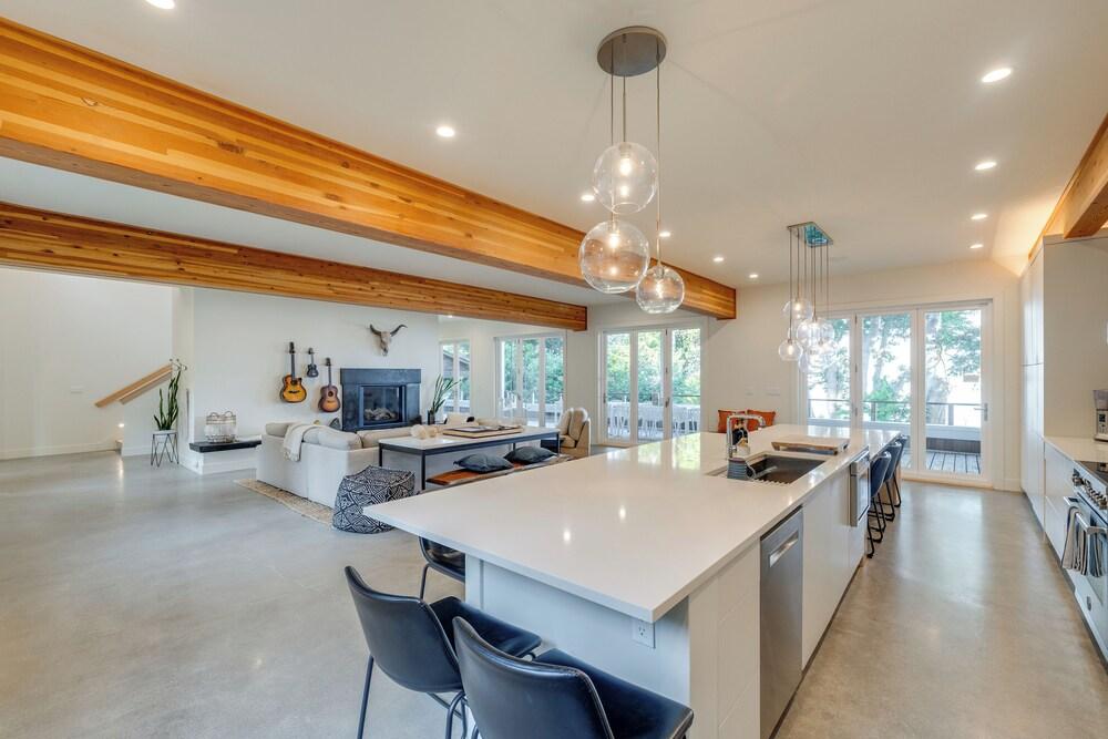 Stunning Semiahmoo Bay Views: Spacious PNW Home