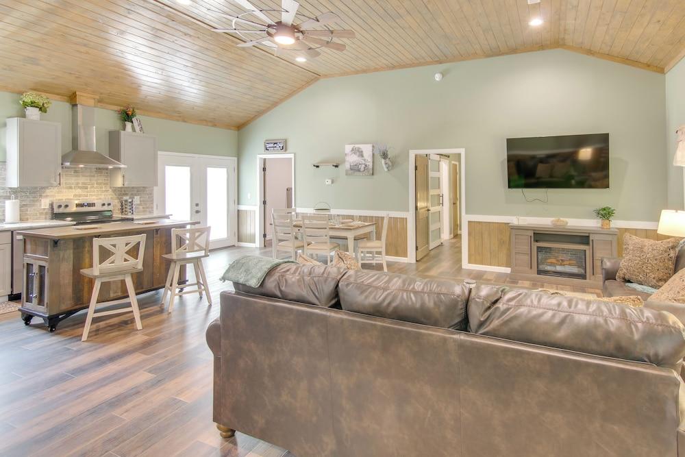 15 Mi to Pigeon River Rafting: Newly Built Cabin!