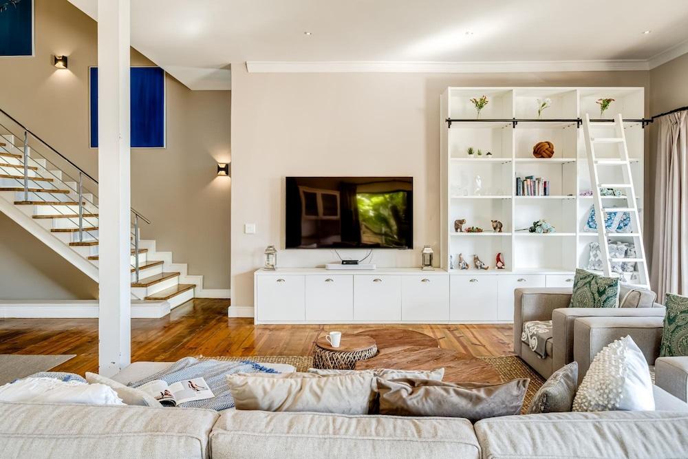 Camps Bay 4bed Villa w Pool Luxe on Central