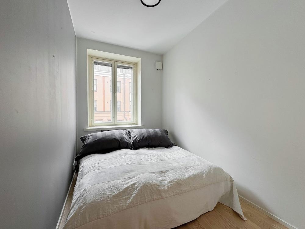 Stylish Downtown 2BR Flat with Sauna and Work Area