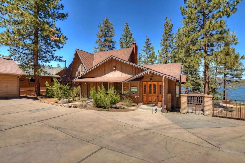 Sleeps 23 2 Homes, Lakefront, Private Dock, Hot Tub, Game Room, Swingset, View