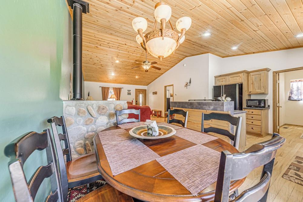 < 2 Mi to Midtown Ruidoso: Forest-view Sanctuary!