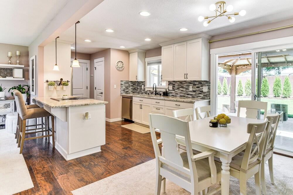 7 Mi to Vancouver Waterfront: Sleek Home w/ Yard!