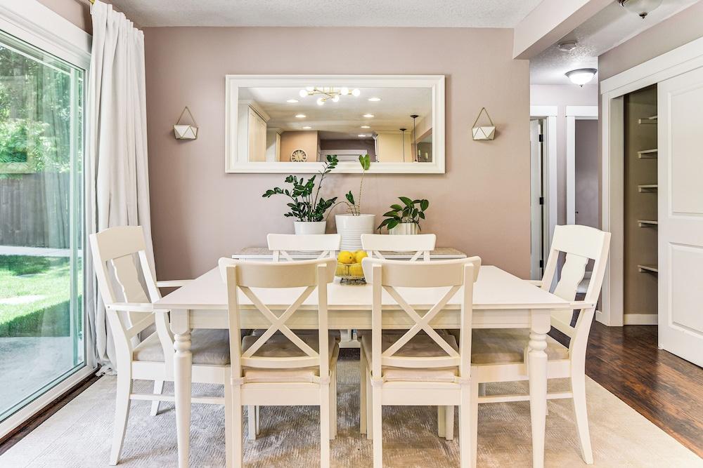 7 Mi to Vancouver Waterfront: Sleek Home w/ Yard!