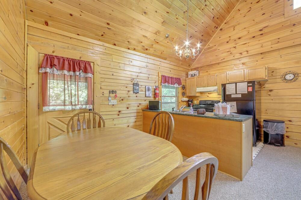 Smokies Cabin on Douglas Lake w/ Resort Pool