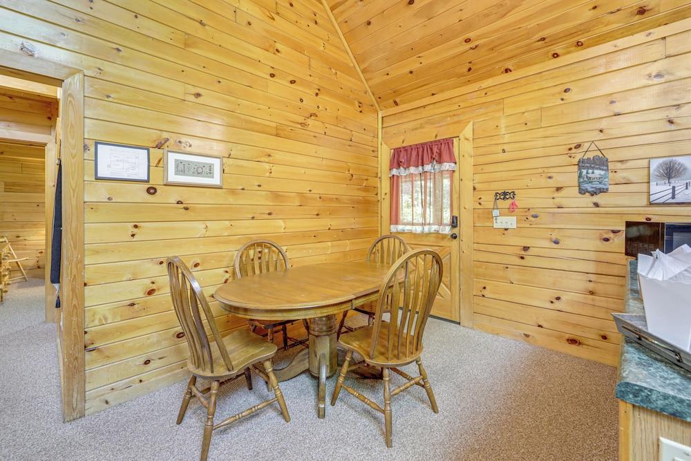 Smokies Cabin on Douglas Lake w/ Resort Pool