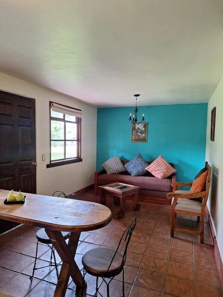 Los Pocitos Cabañas y Hotel