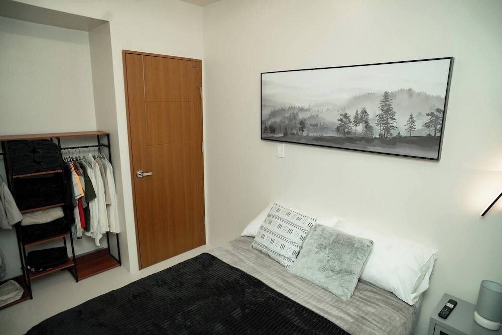 2-bedroom Elegant Condo With Sunrise & Mountain View