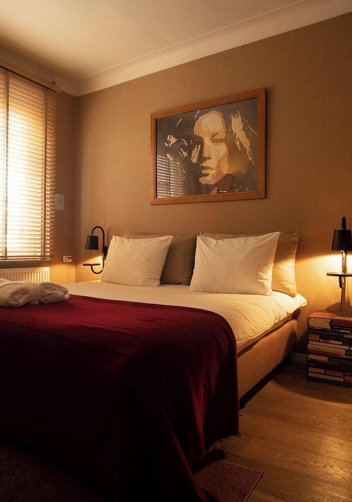 A place - Vrijdagmarkt 1