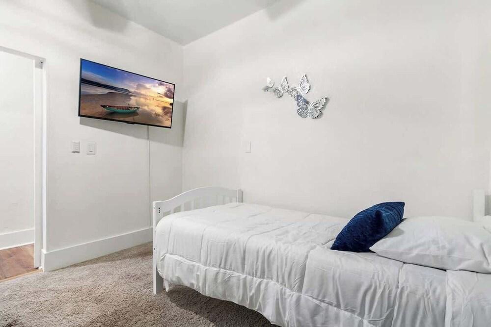 Charming 2-bedroom Home Lakeland