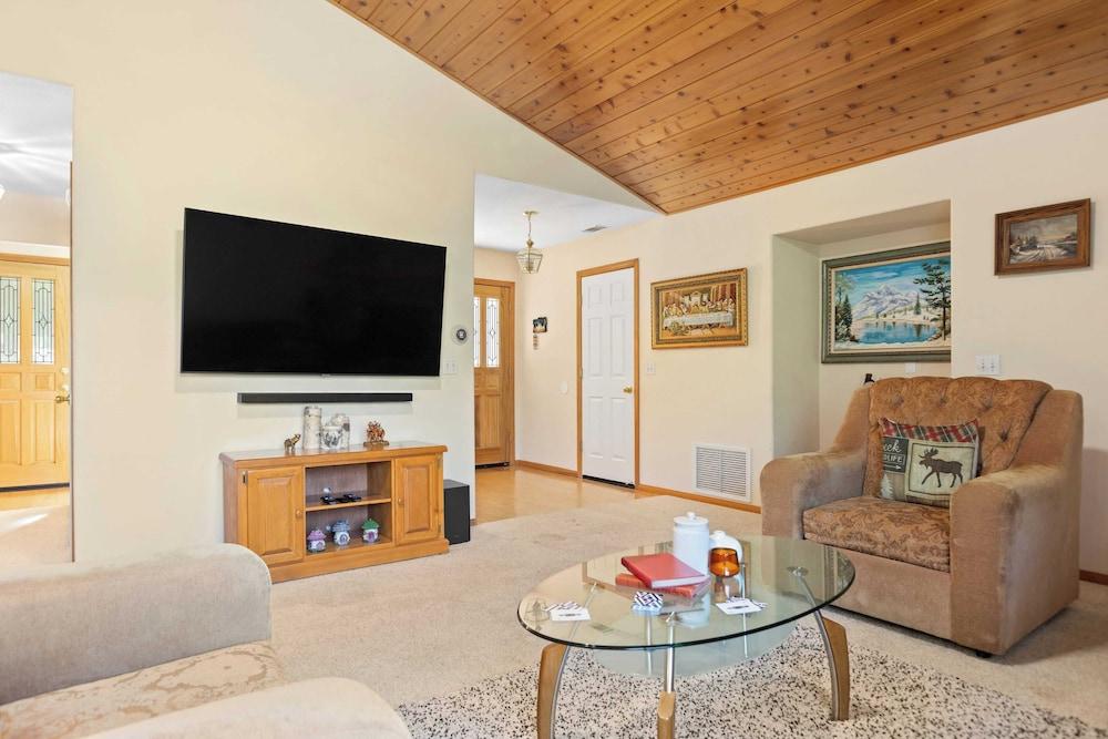 Alpen Drive by Avantstay Private Deck and Views