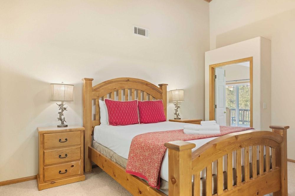 Alpen Drive by Avantstay Private Deck and Views