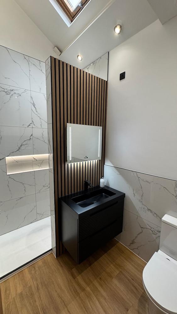 Ultra Central - Walk to it all - 4 Guests