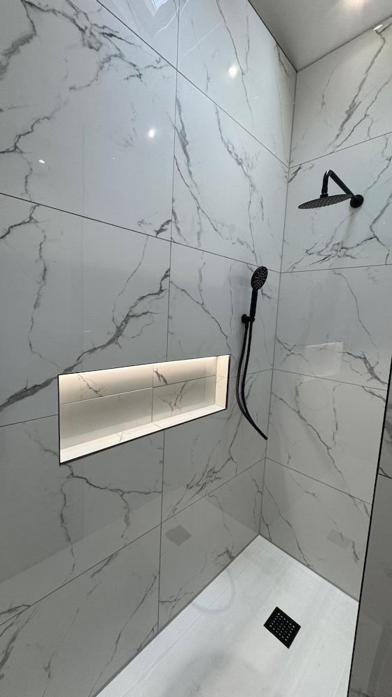 Ultra Central - Walk to it all - 4 Guests