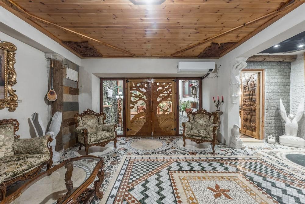 Kanuni - Authentic Albanian House