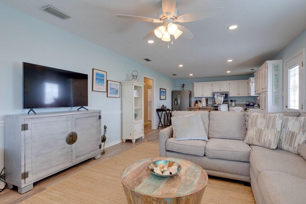 1 Block to Gulf: Dauphin Island Retreat w/ Views