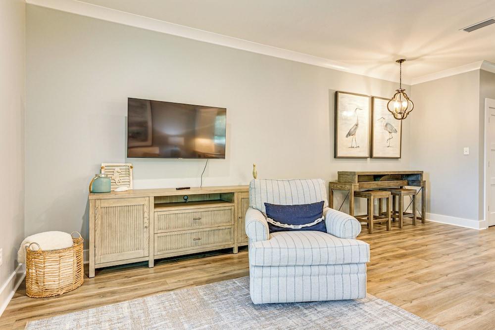 Waterfront Oasis in Dauphin Island - Shared Perks!