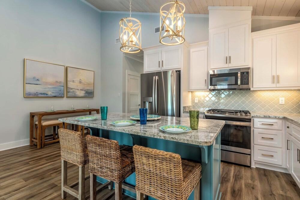 Luxe Family Condo w/ Gulf View in Dauphin Island!