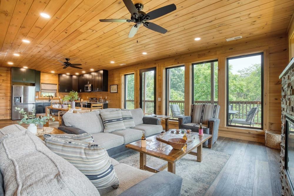 Lions Landing by Avantstay Sleeps 18 Hot Tub Game Room Views Near Pigeon Forge