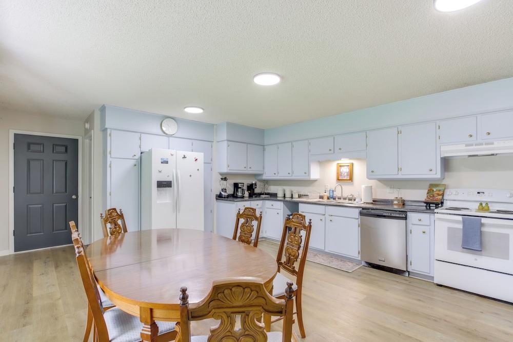 7 Mi to Tennessee River: Home w/ Patio in Florence