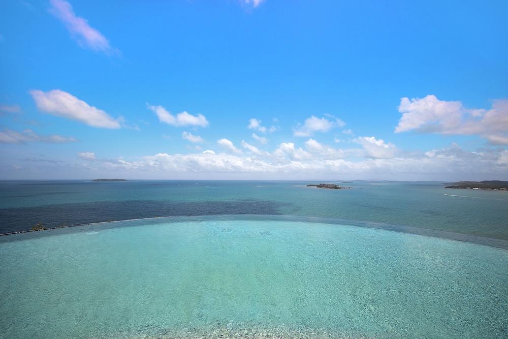Golf Course Access Balcony Infinity Pool