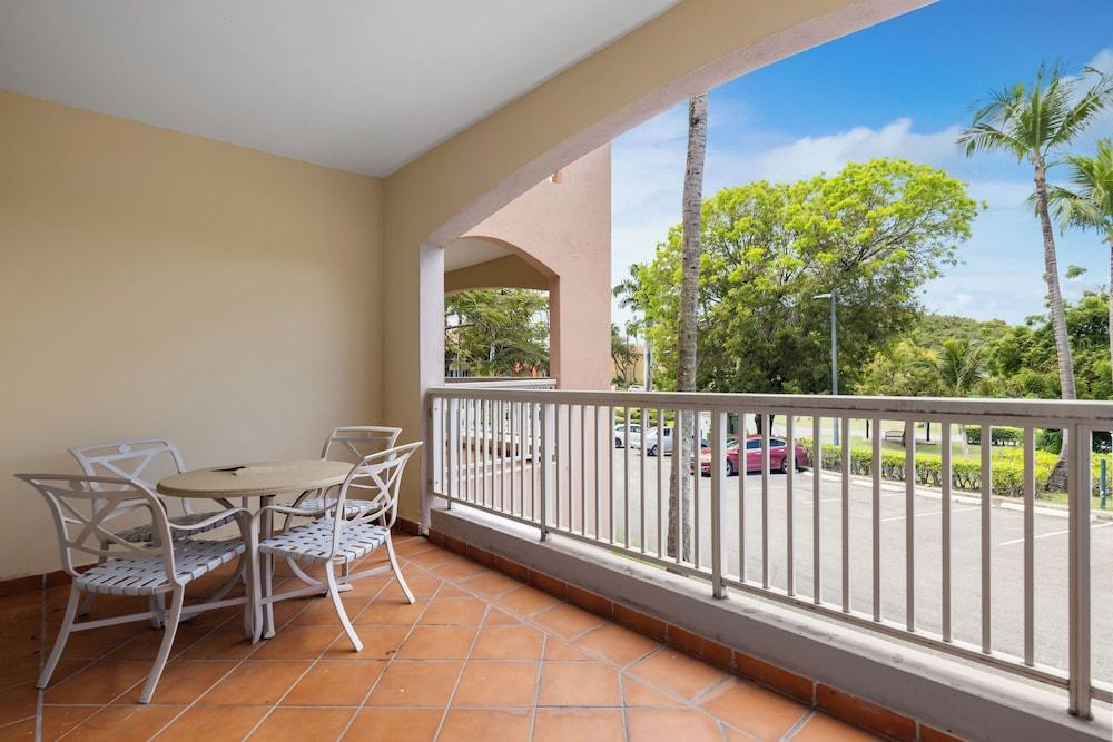 Golf Course Access Balcony Infinity Pool