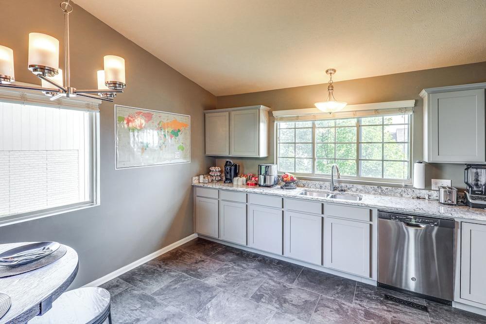 4 Mi to Offutt AFB - Family Home in Omaha Suburbs!