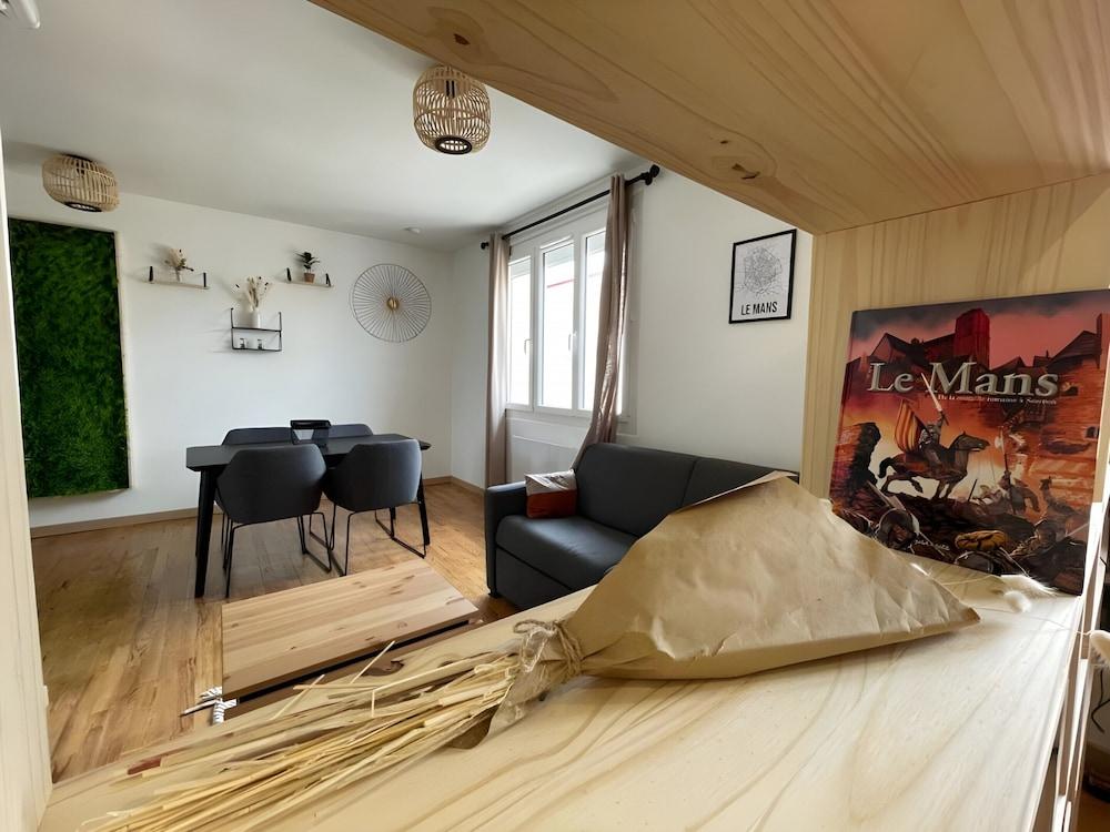 Chic & Cozy - Luxe Flat With Projector