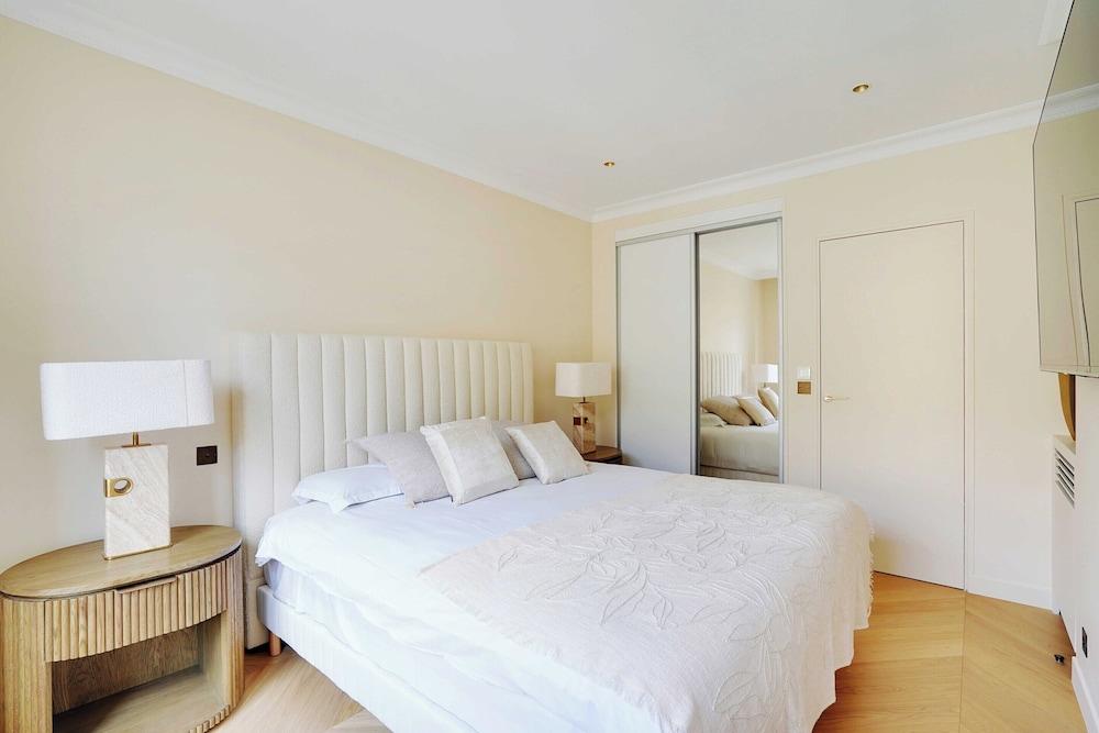 Luxurious Apartment - 2br- 6P Eiffel Tower View