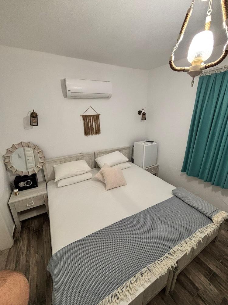 Paris Alacati Butik Otel