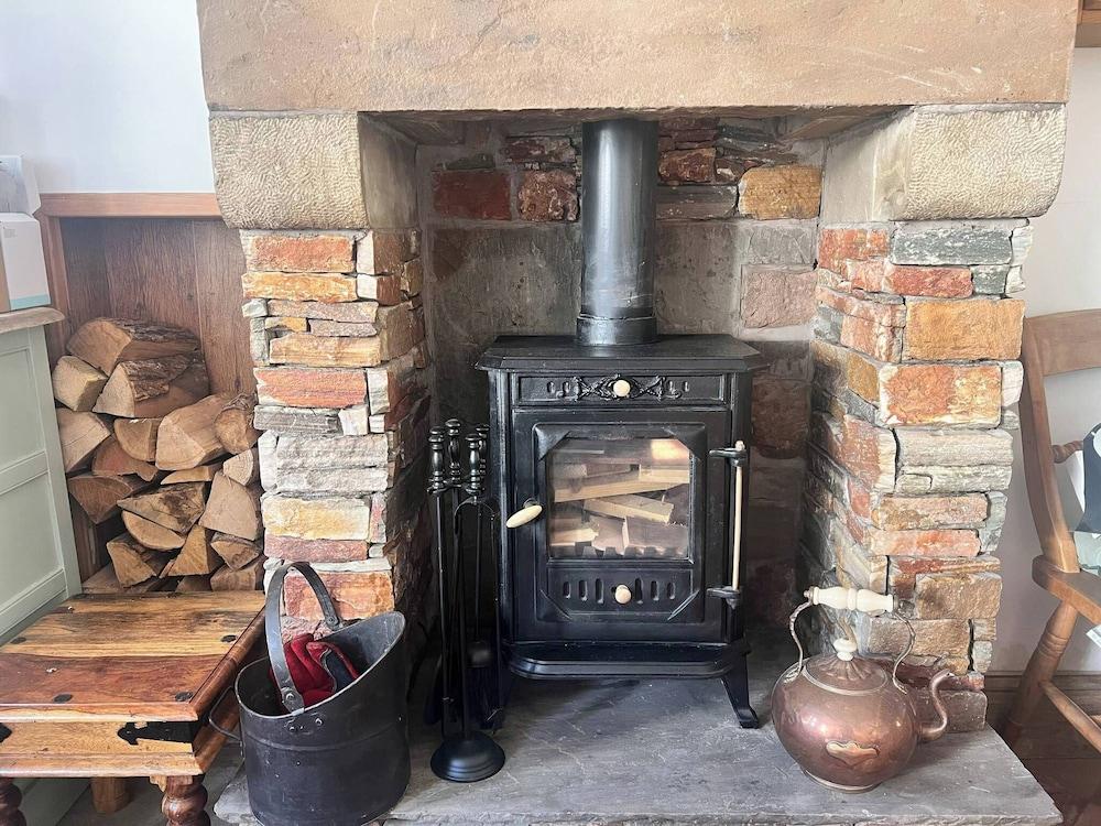 Historic Seaside Cottage - Sleeps 5 & Pets Ok