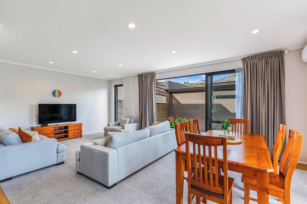 Comfy 4BR Home w/ Mt. Wellington View Zodiak Stays