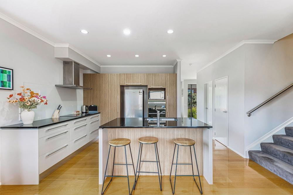 Comfy 4BR Home w/ Mt. Wellington View Zodiak Stays