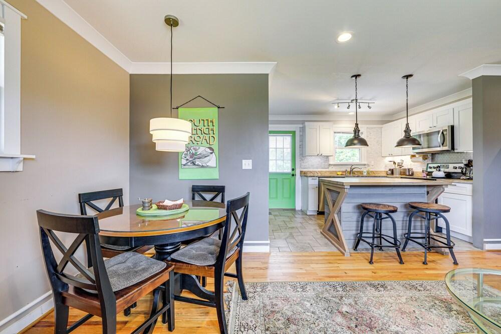 1/2 Mi to River Arts District: Home w/ Deck!