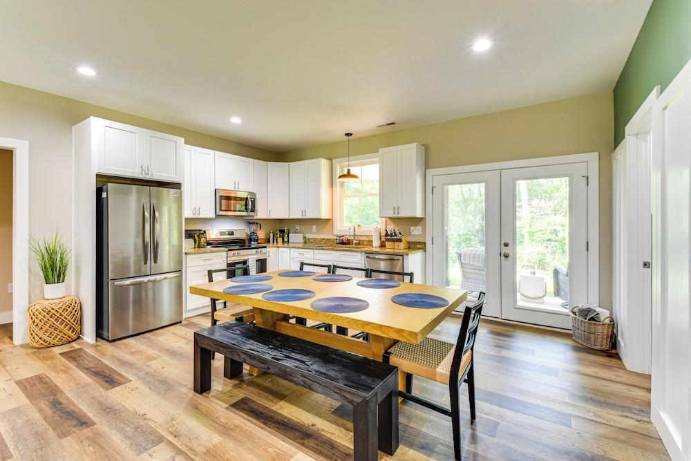 1 Mi to Lake Hartwell: Updated Retreat w/ Patio!